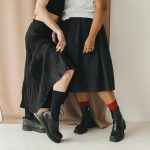 Modern fashion with stylish skirts and boots. A unique expression of identity and style. La mode moderne avec des jupes élégantes et des bottes. Une expression unique de l'identité et du style.