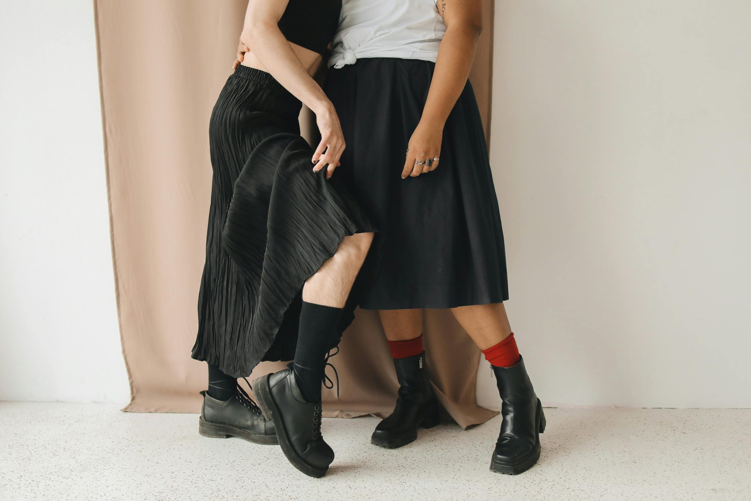 Modern fashion with stylish skirts and boots. A unique expression of identity and style. La mode moderne avec des jupes élégantes et des bottes. Une expression unique de l'identité et du style.