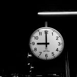 Black and white photo of an analog clock at a Delhi Metro station. Photo en noir et blanc d'une horloge analogique à la station de métro de Delhi.