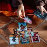A close-up view of hands engaged in a tarot card reading on a tiled floor, creating a mystical atmosphere. Une vue rapprochée de mains engagées dans une lecture de tarot sur un sol carrelé, créant une atmosphère mystique.