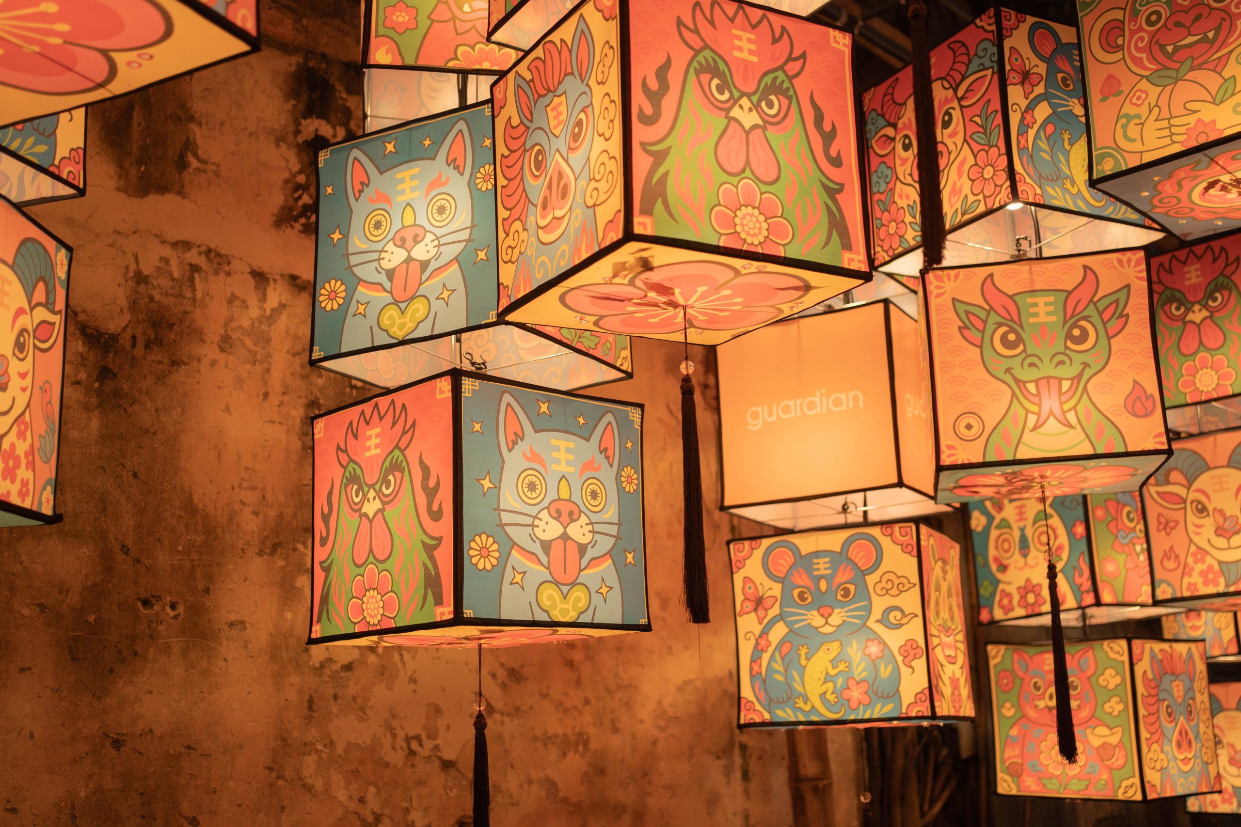 Vibrant paper lanterns with colorful animal designs, perfect for festive decor. Lanternes en papier vibrant avec des designs d'animaux colorés, parfaites pour la décoration festive.