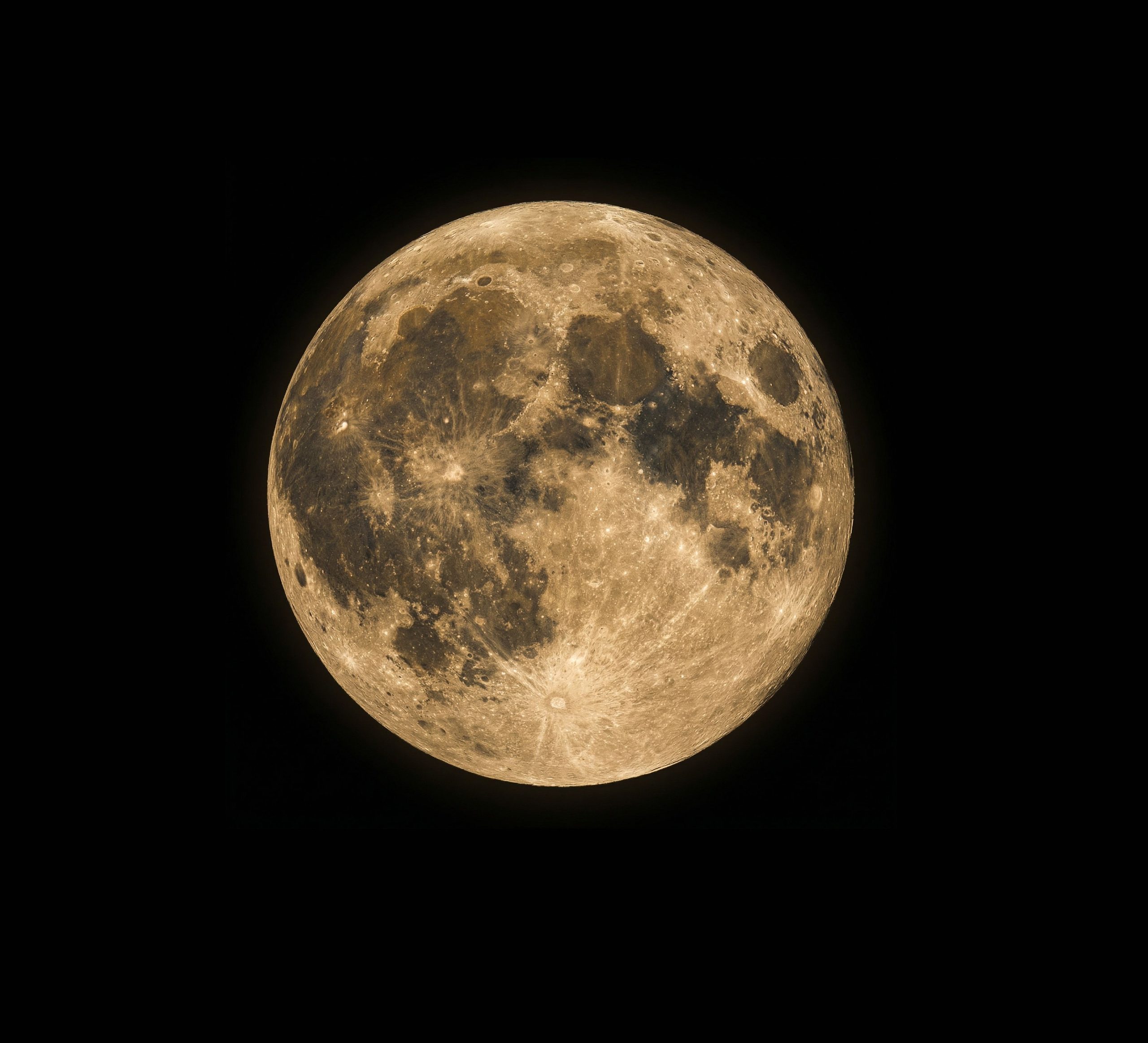 Captivating full moon seen in the dark sky over Arunachal Pradesh, India. Captivante pleine lune vue dans le ciel sombre au-dessus d'Arunachal Pradesh, Inde.