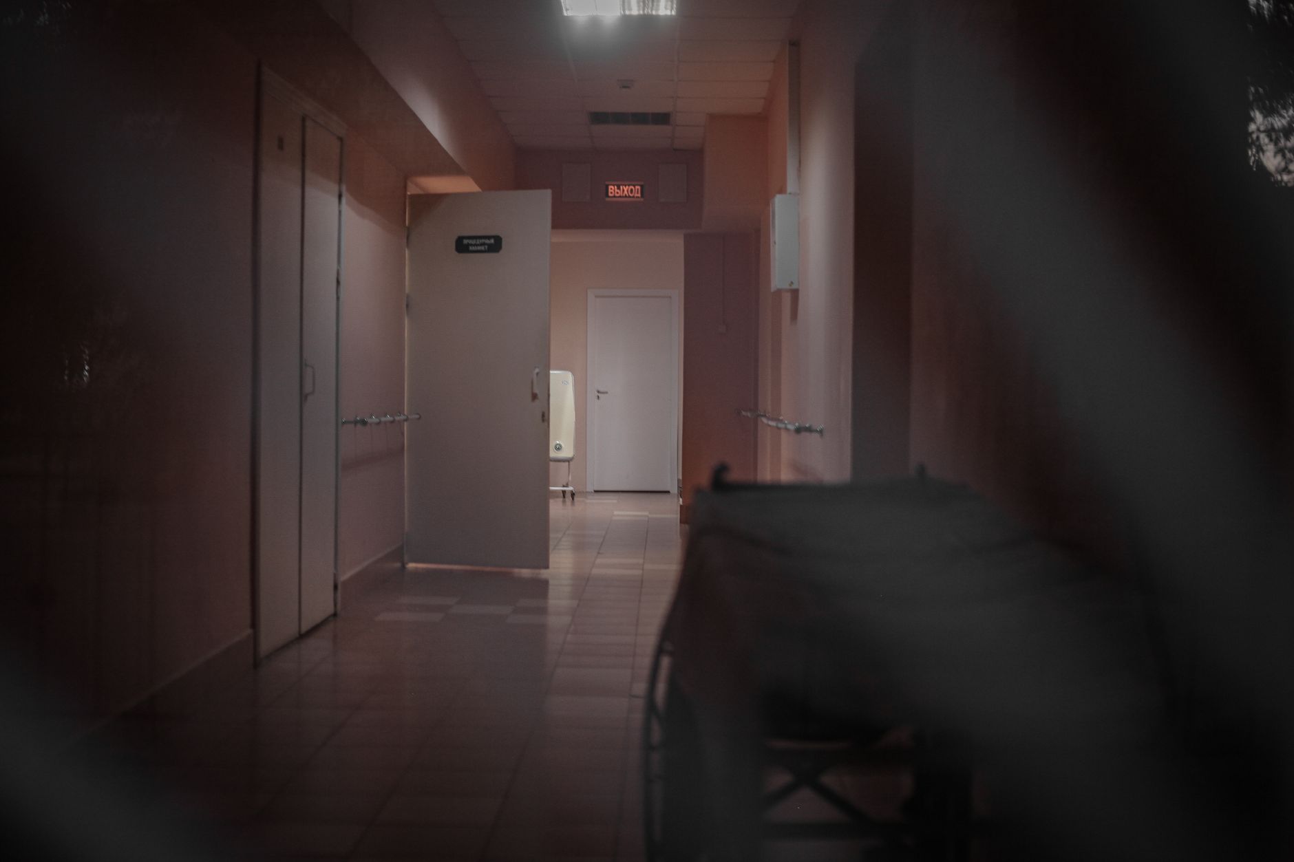 Couloir d’hôpital menant aux urgences