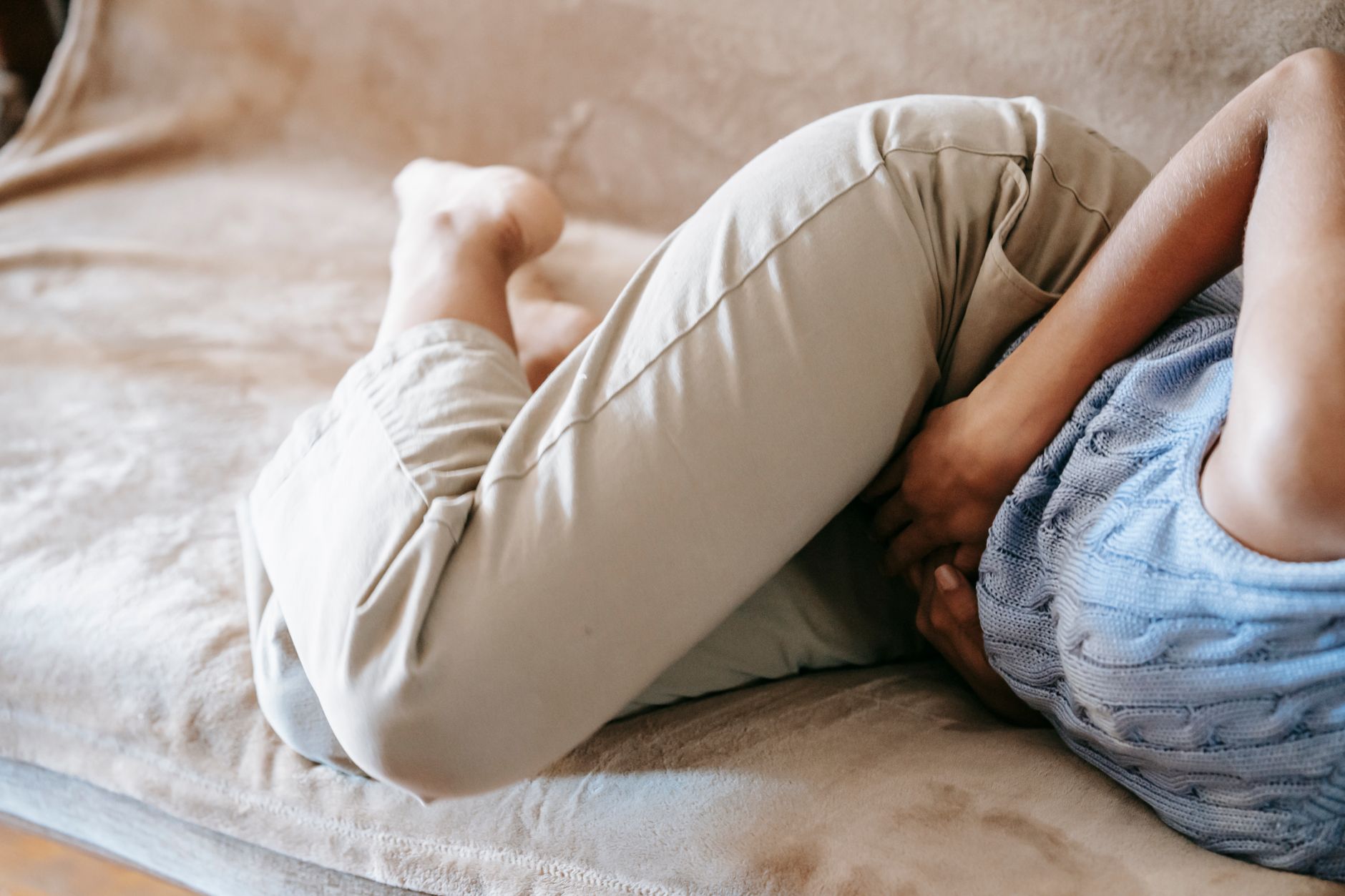 Femme allongée souffrant de douleurs au ventre