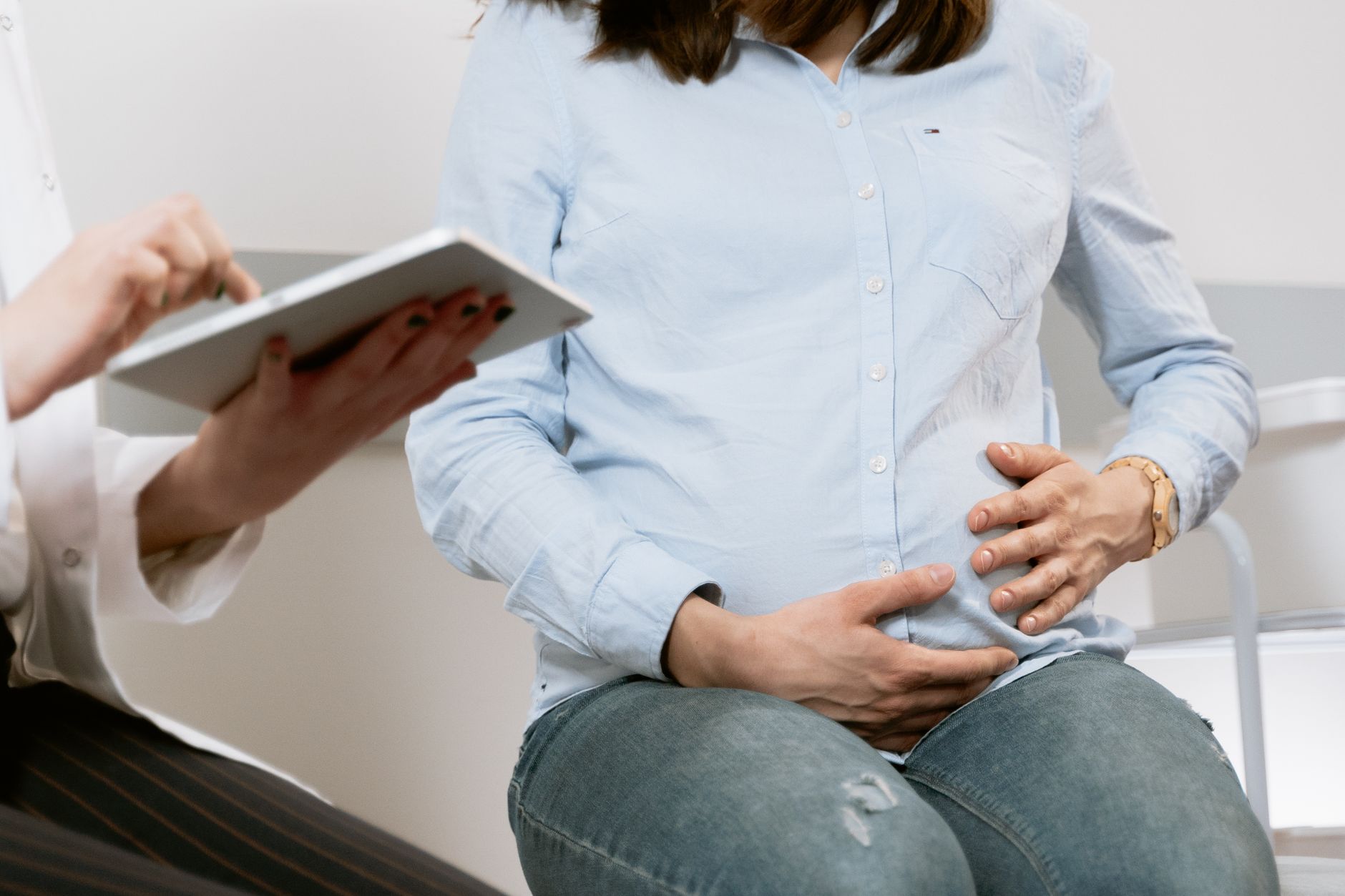 Femme enceinte lors d une consultation médicale