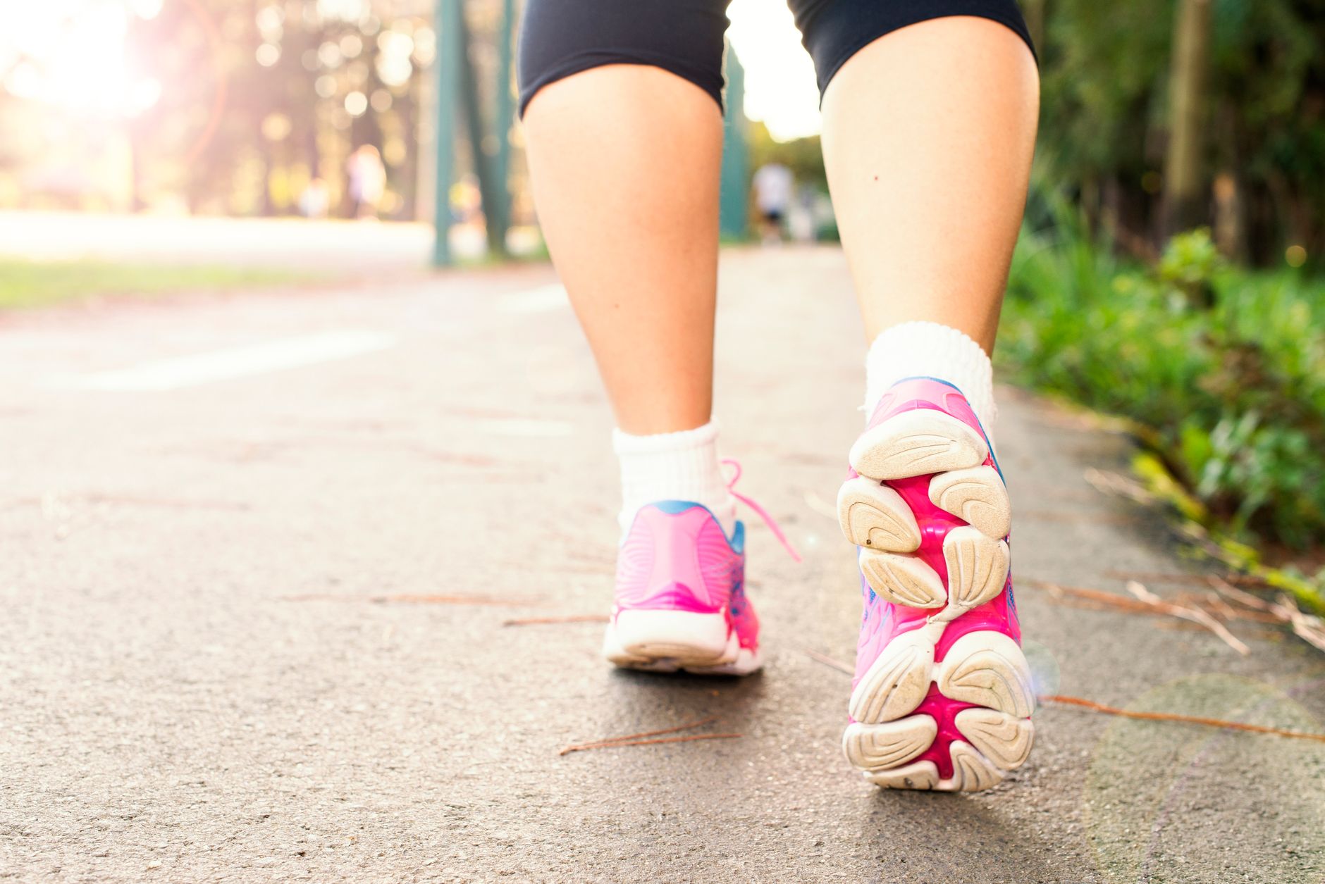 Chaussures de sport roses en mouvement