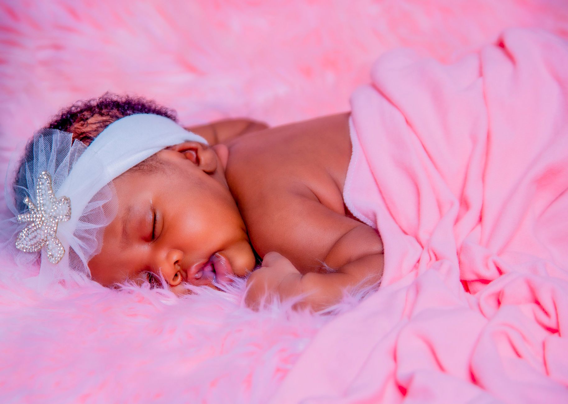 Bébé endormi enveloppé dans une couverture douce