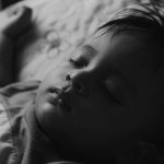 Bébé endormi paisiblement à 4 mois