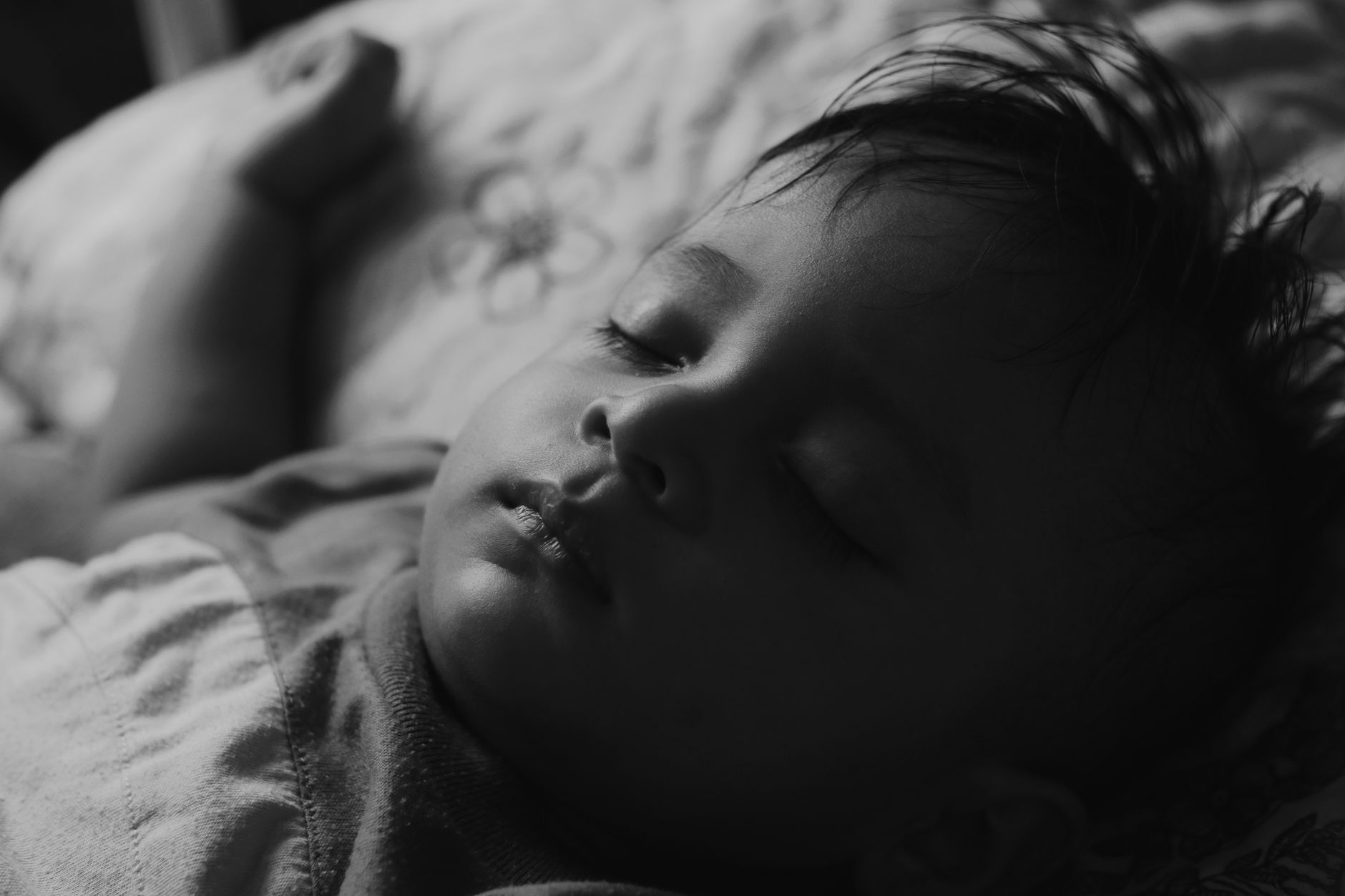 Bébé endormi paisiblement à 4 mois