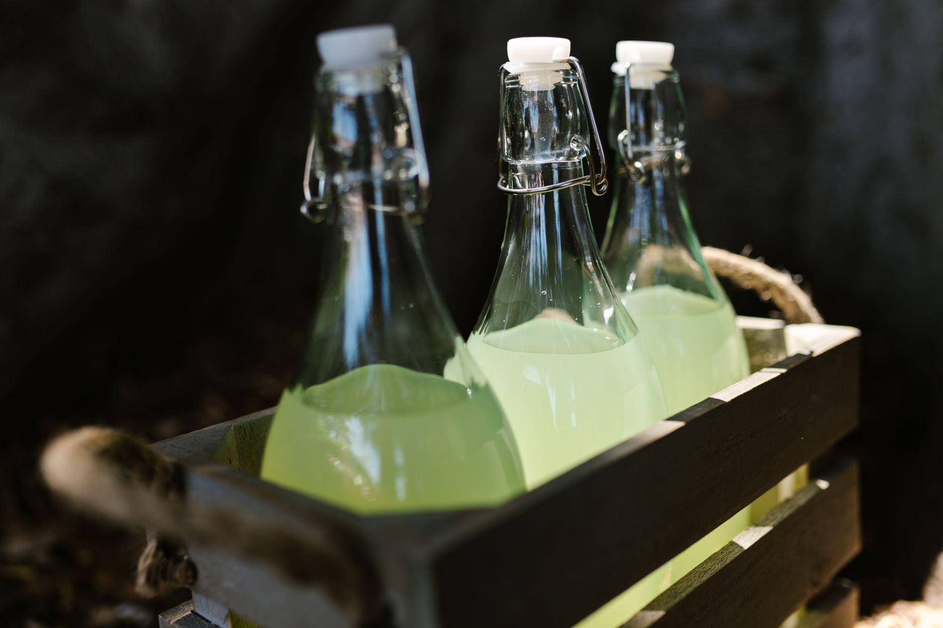 Bouteilles en verre de boissons fermentées maison