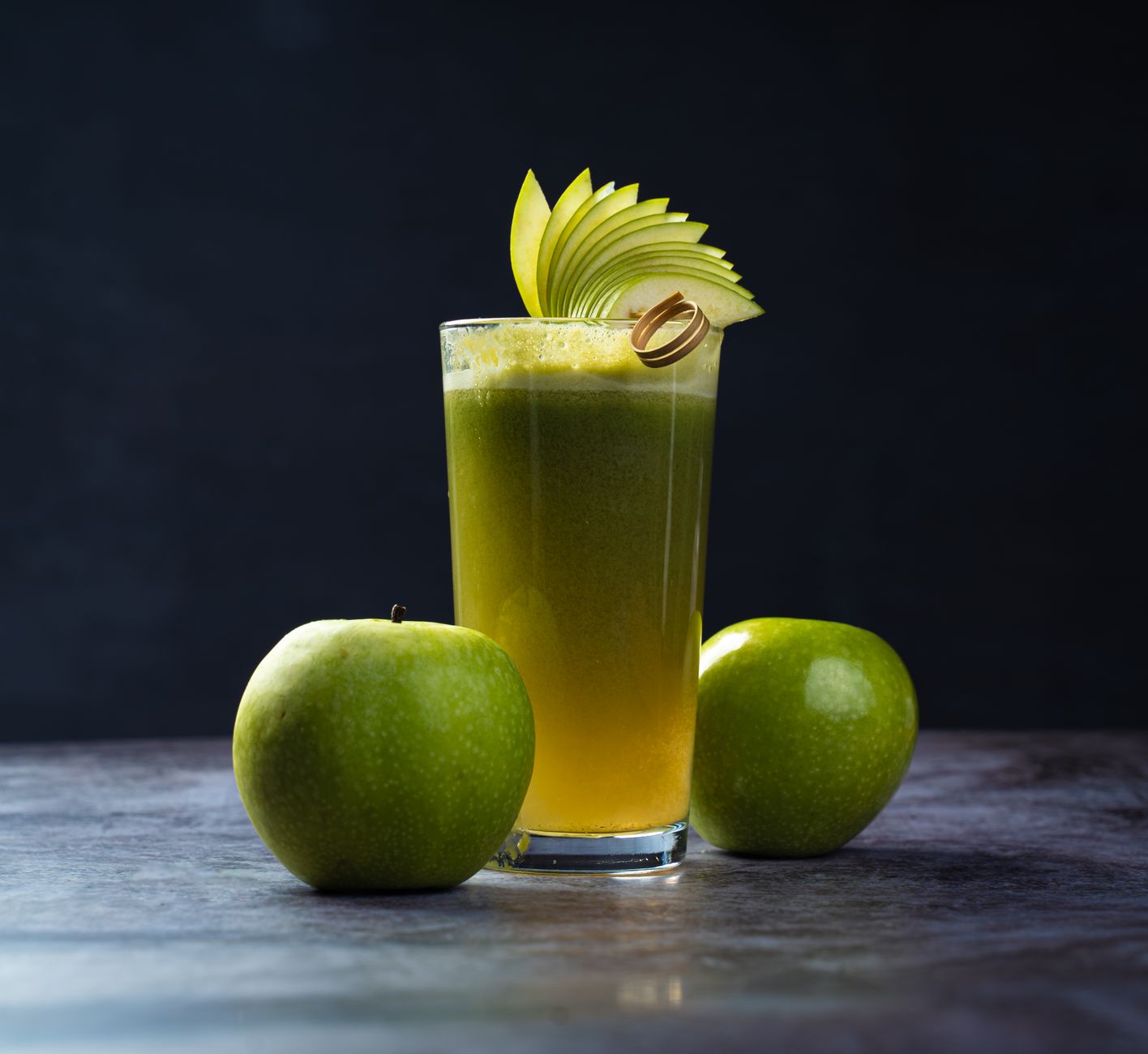 Verre de jus de pomme vert fait maison