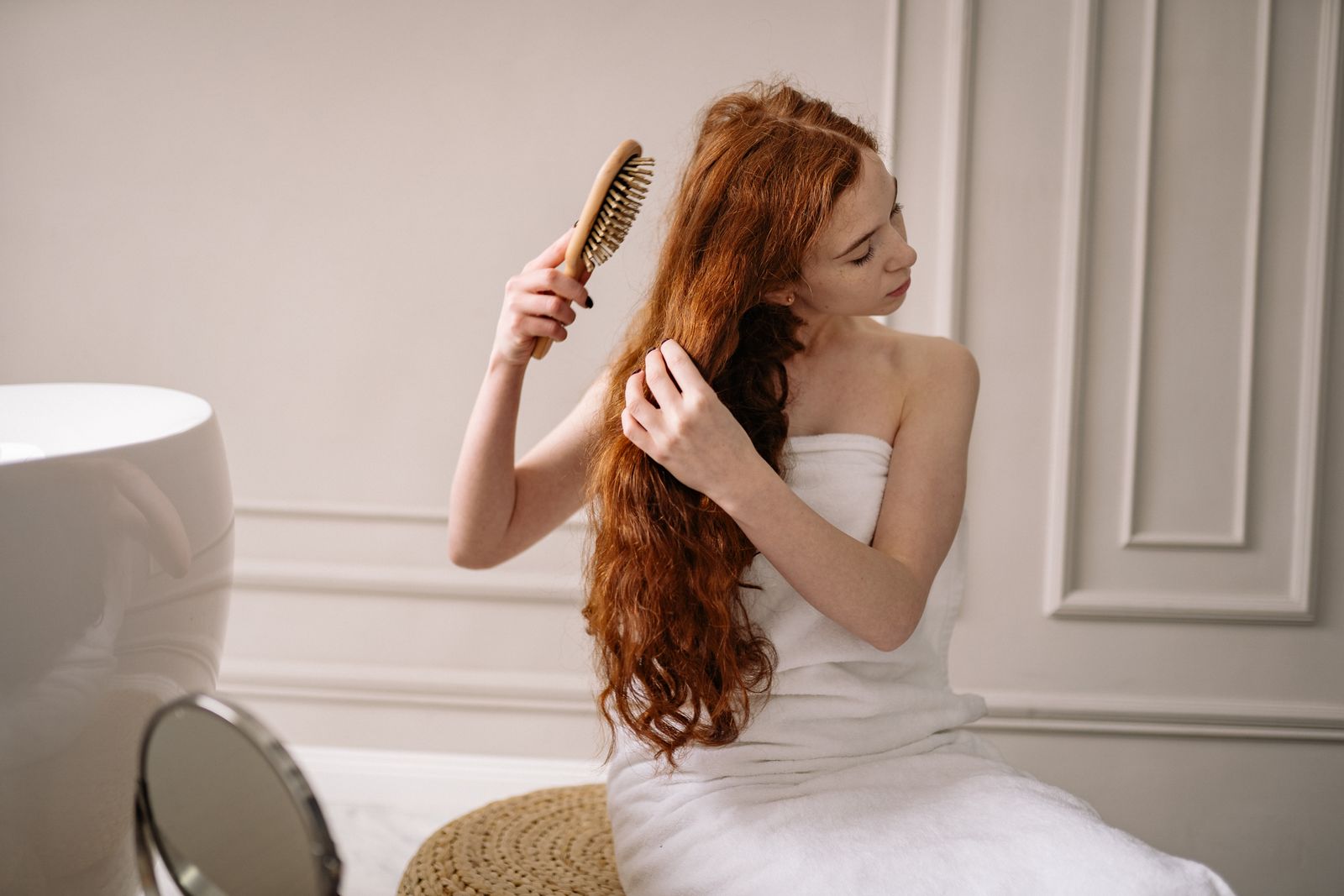 Femme aux cheveux longs après un soin colorant naturel