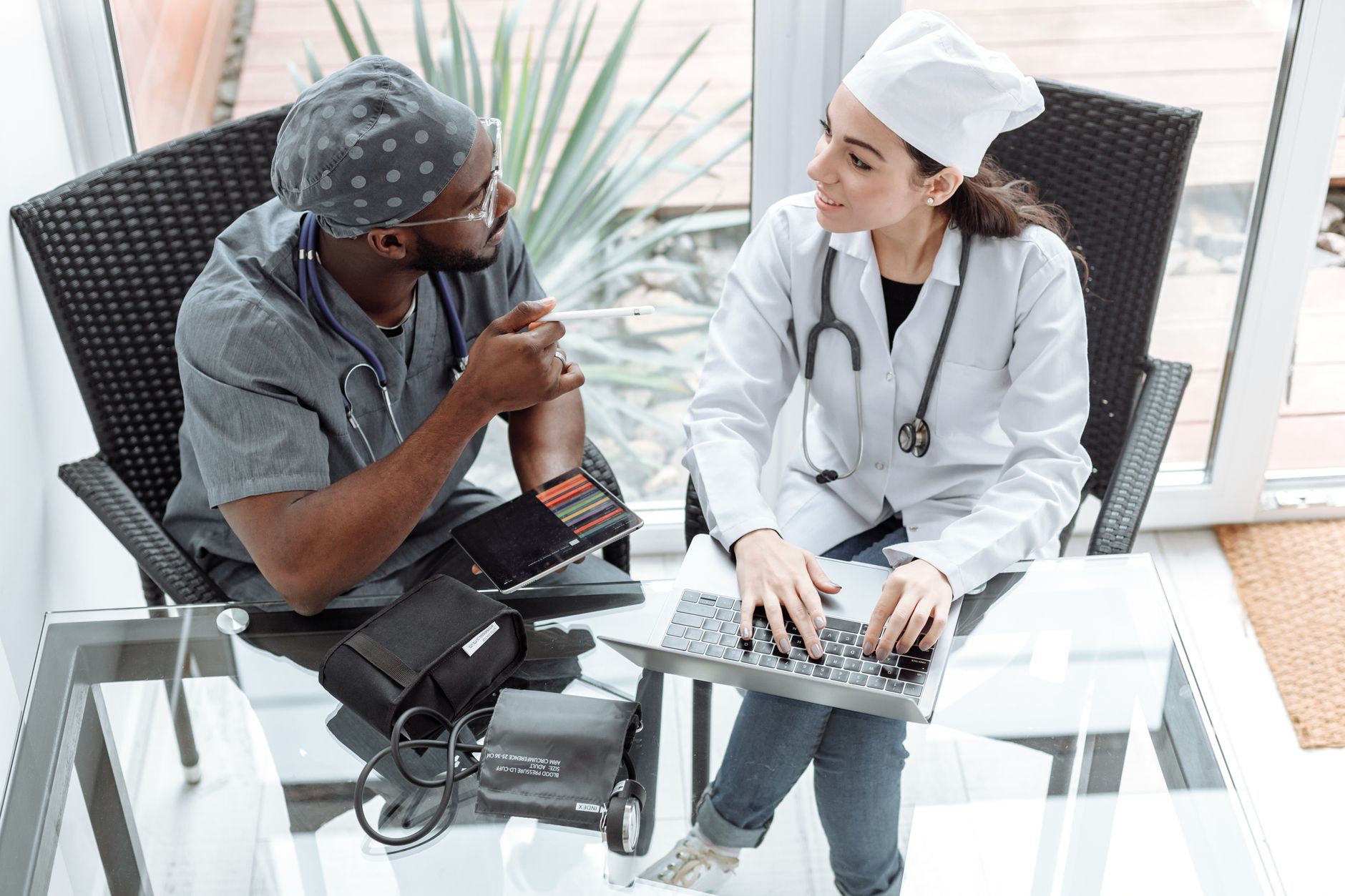 Consultation médicale entre un patient et son médecin