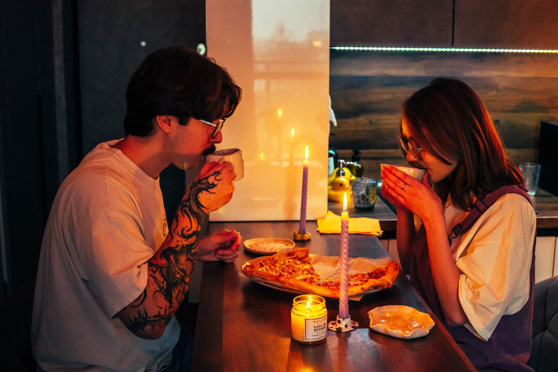 Couple partageant un repas romantique à la bougie