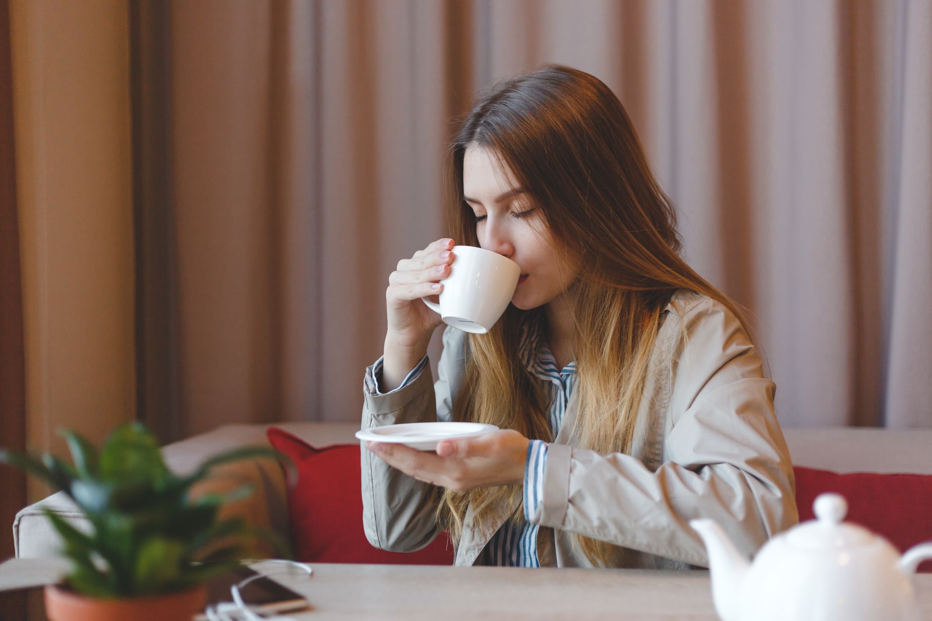 Femme savourant une boisson chaude dans un moment de détente