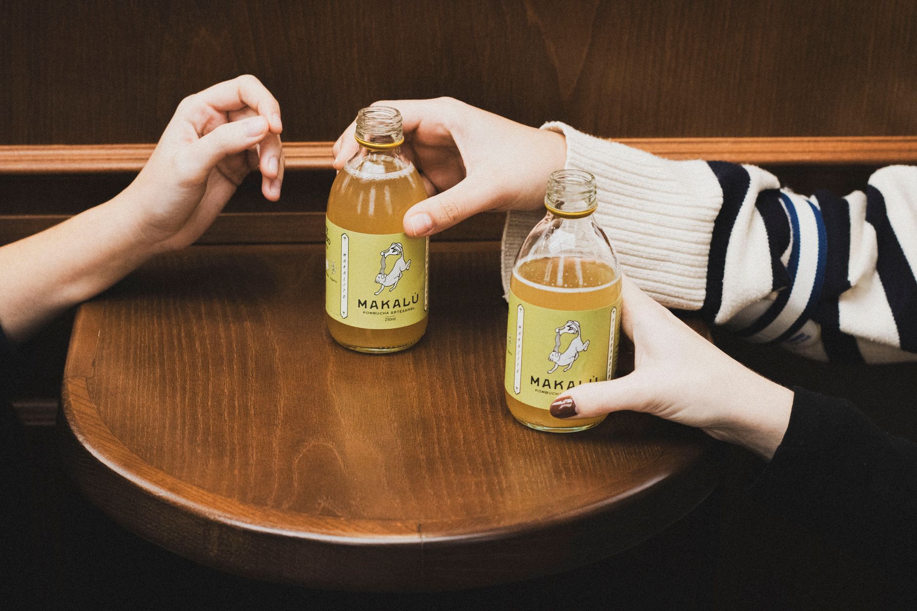 Deux amies dégustant une boisson fermentée