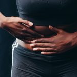 Douleur abdominale, mains sur le ventre