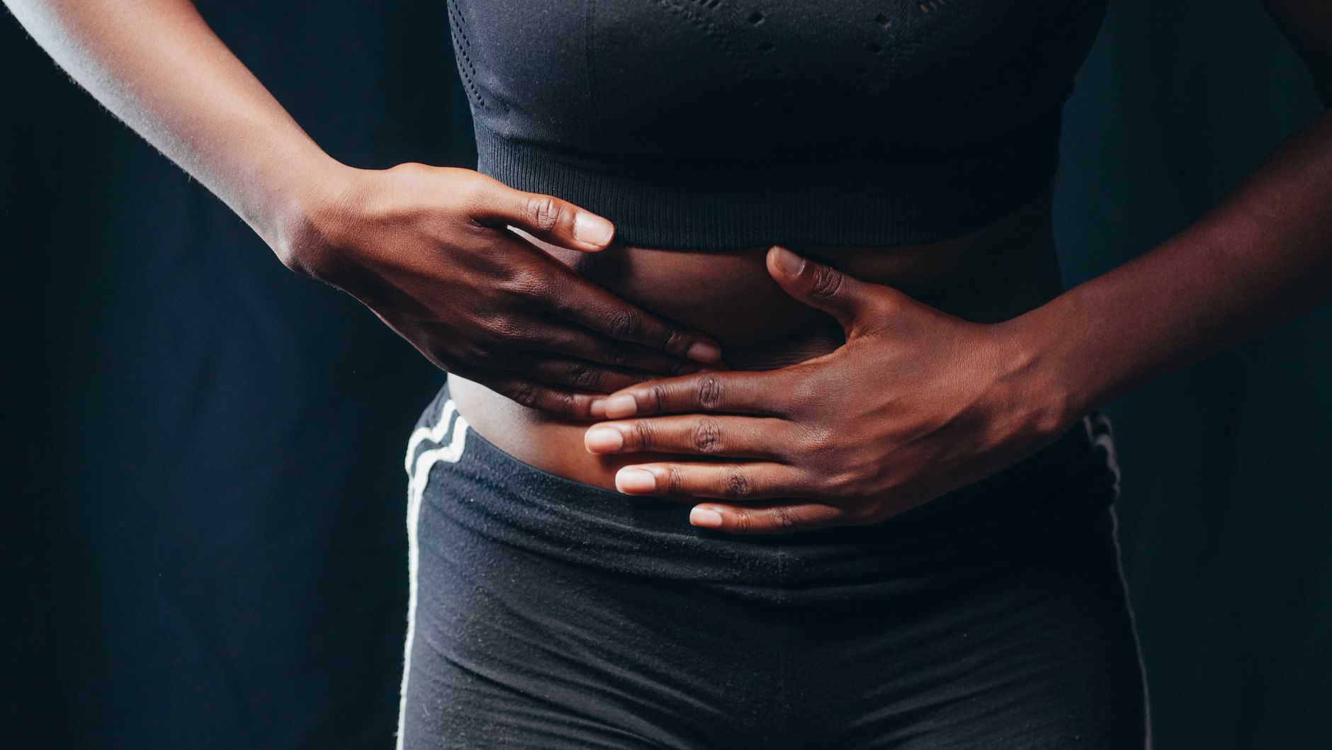 Douleur abdominale, mains sur le ventre