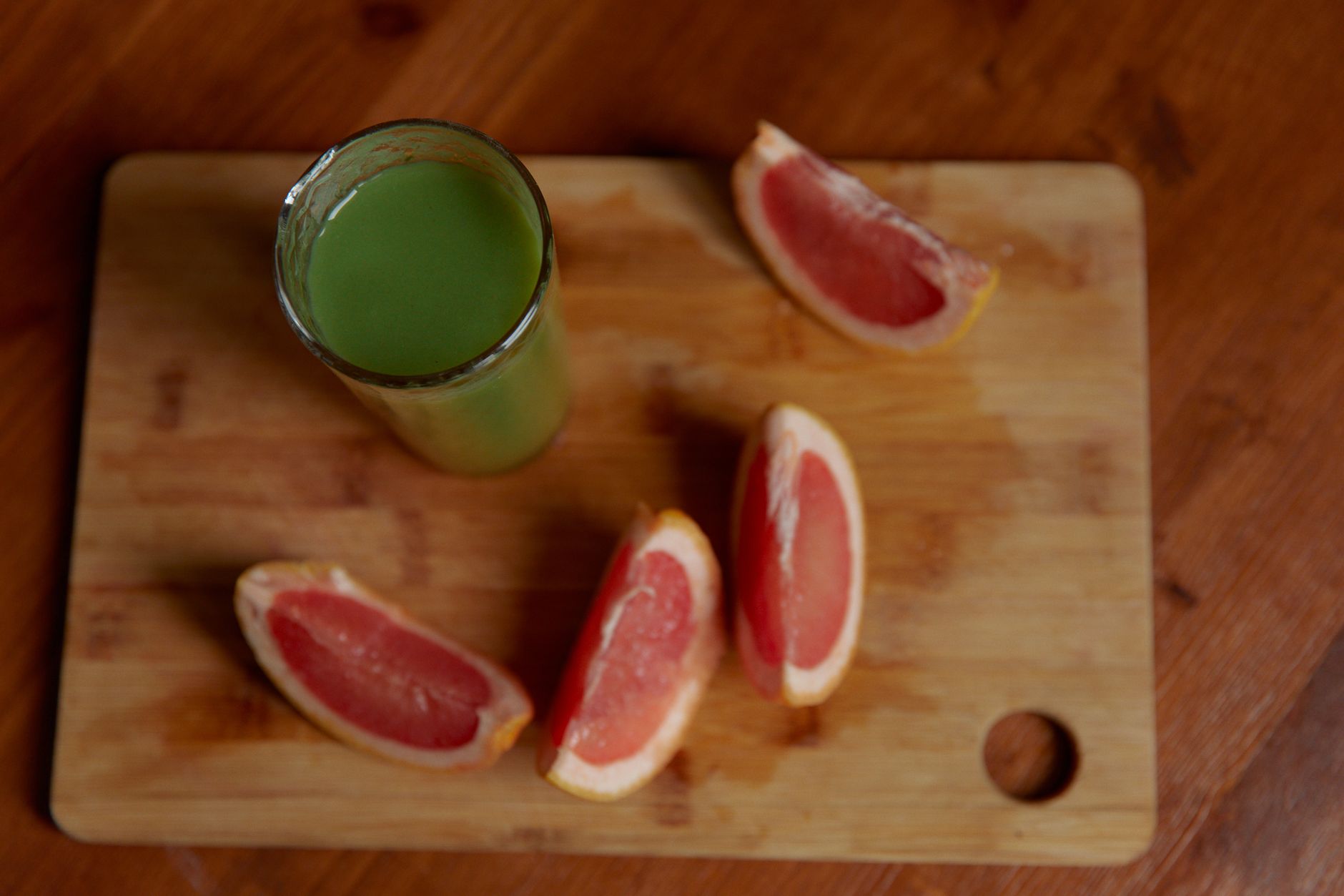 Jus vert avec tranches de pamplemousse frais