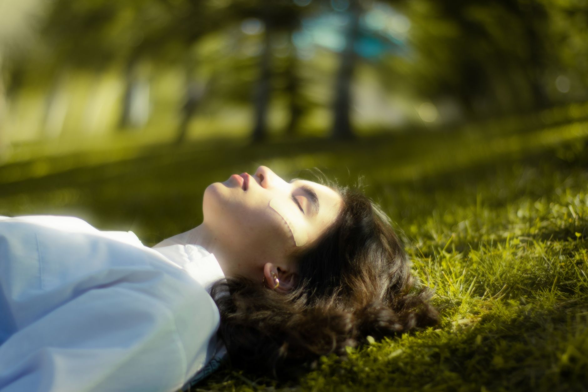 Femme allongee dans l herbe, apaisee apres une rupture