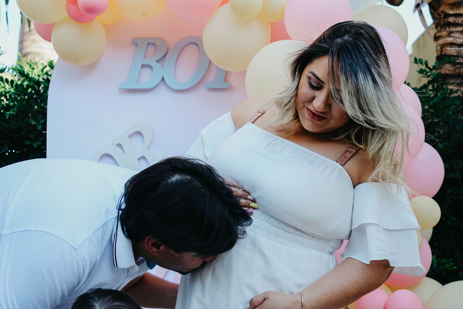 Femme enceinte souriante au premier trimestre