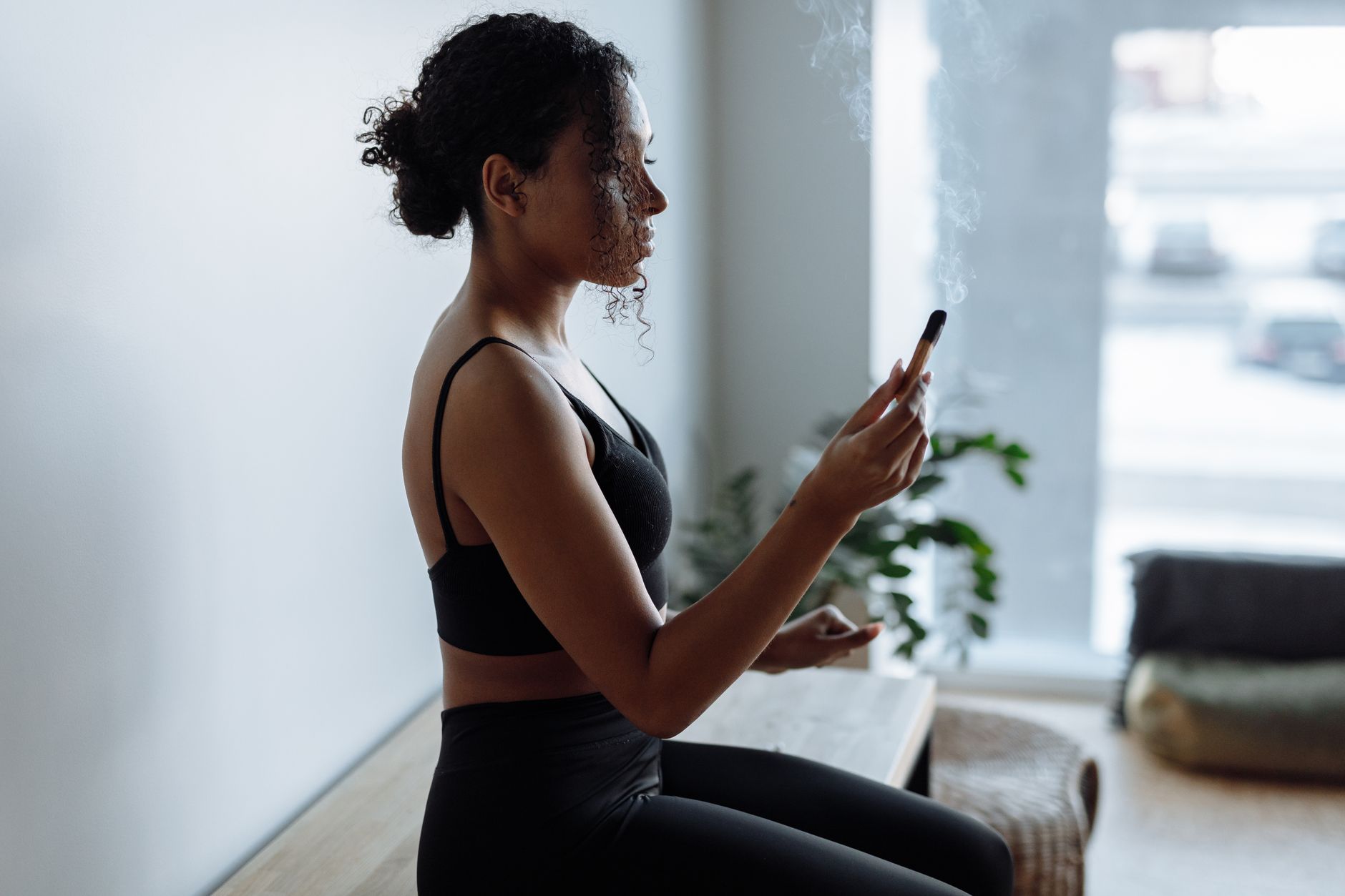 Femme qui medite pour retrouver son calme interieur