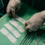Préparation de bandages chirurgicaux avant une suture