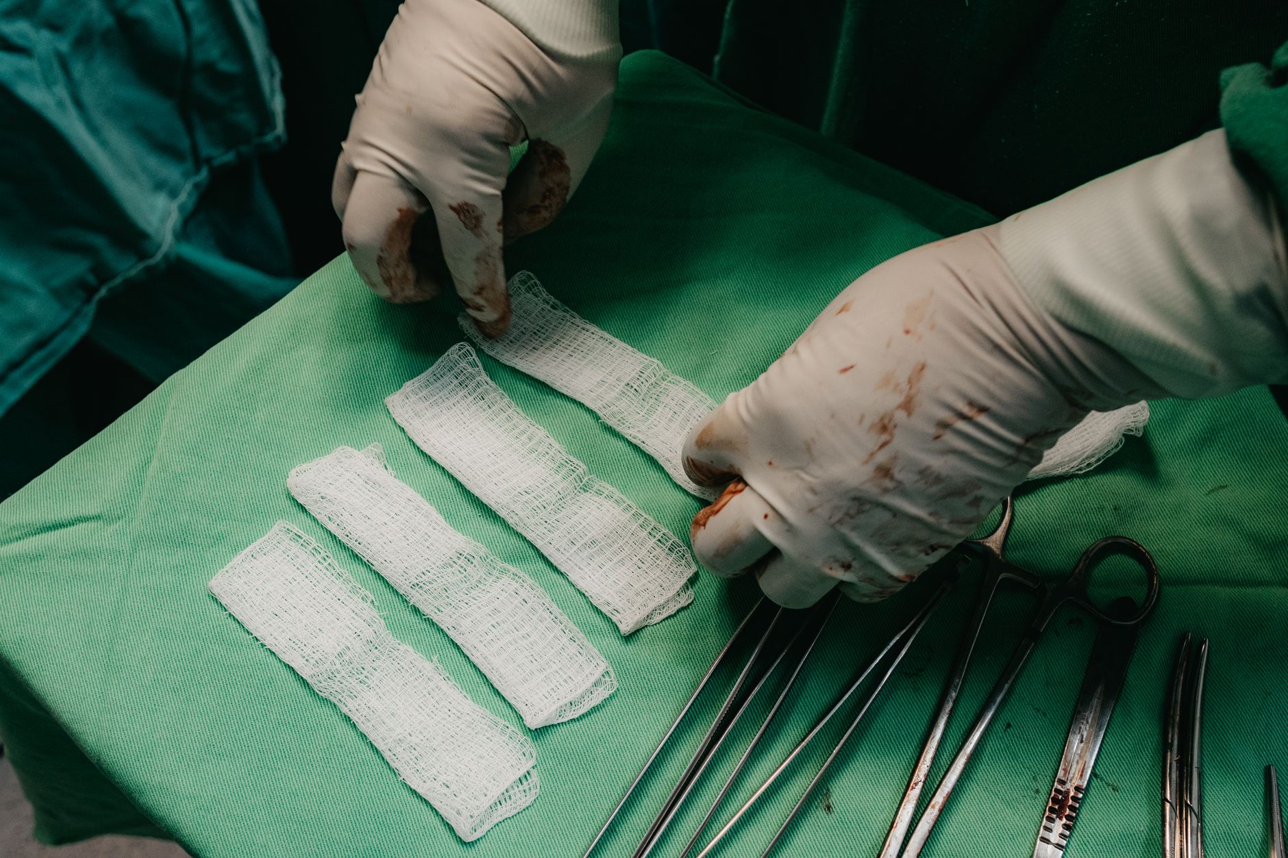 Préparation de bandages chirurgicaux avant une suture