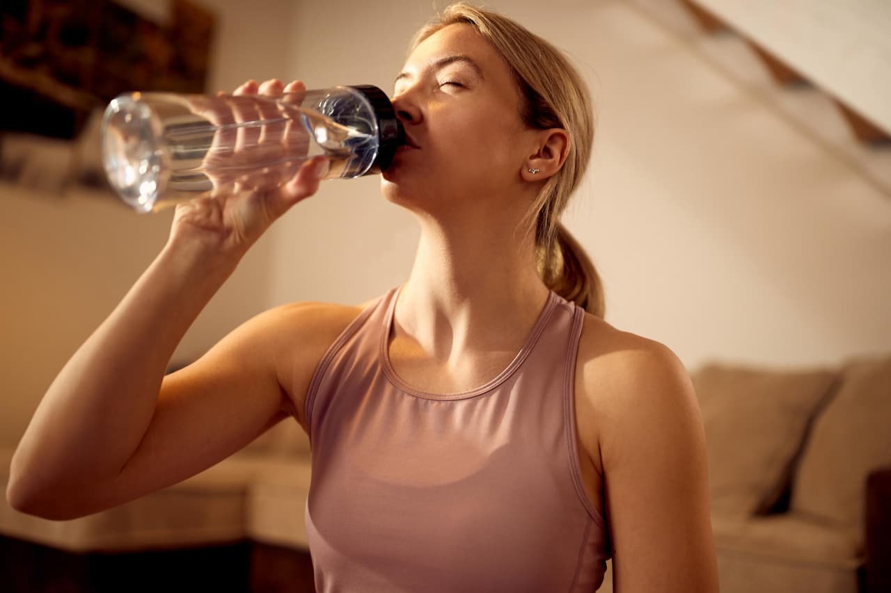 Faut-il vraiment boire 2 litres d’eau par jour pour avoir une belle peau