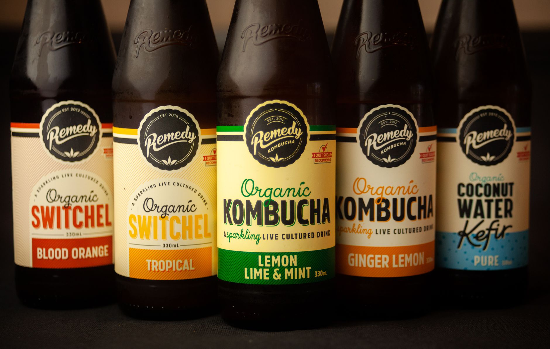 Bouteilles de kombucha artisanal aux fruits