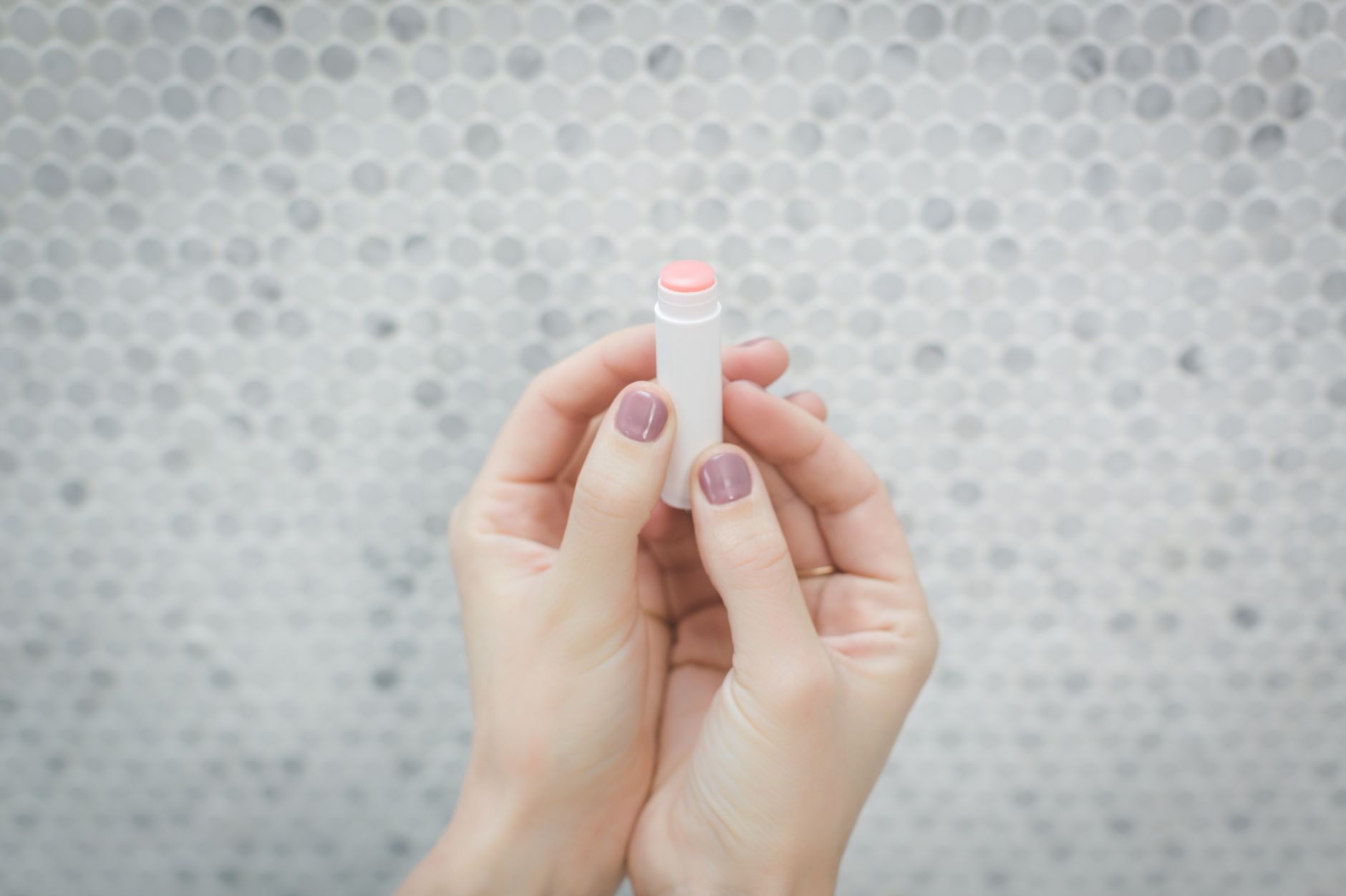 Tube de soin pour lèvres sur fond mosaïque