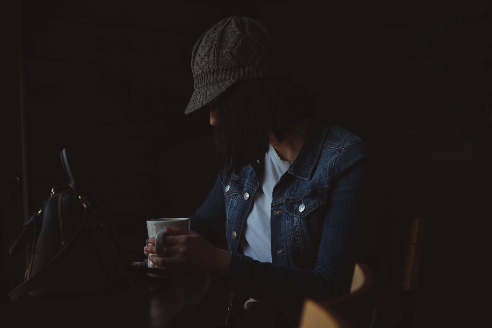 Jeune femme au repos avec une boisson chaude