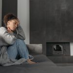 Femme assise, se sentant mal sur son canape