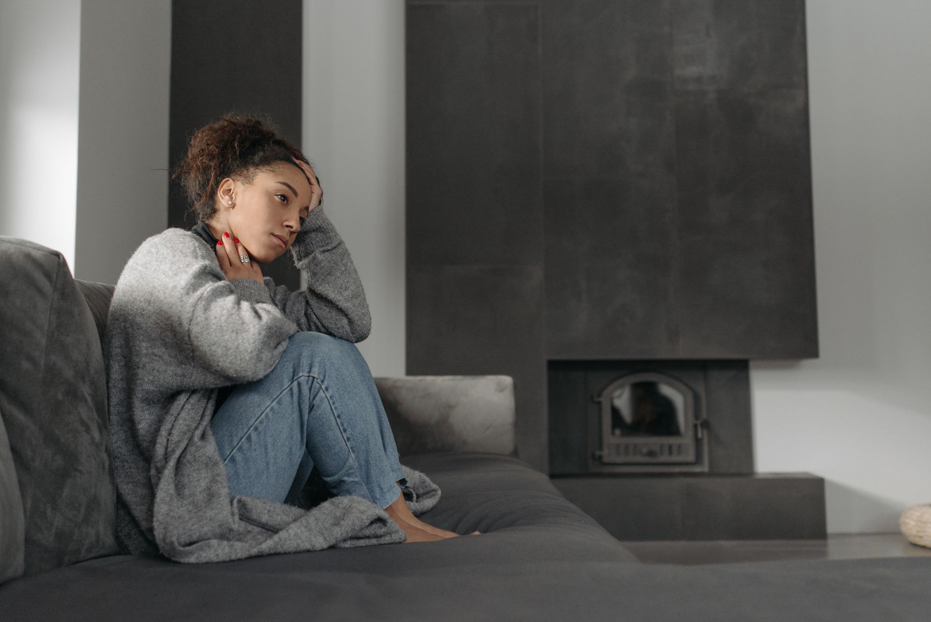 Femme assise, se sentant mal sur son canape