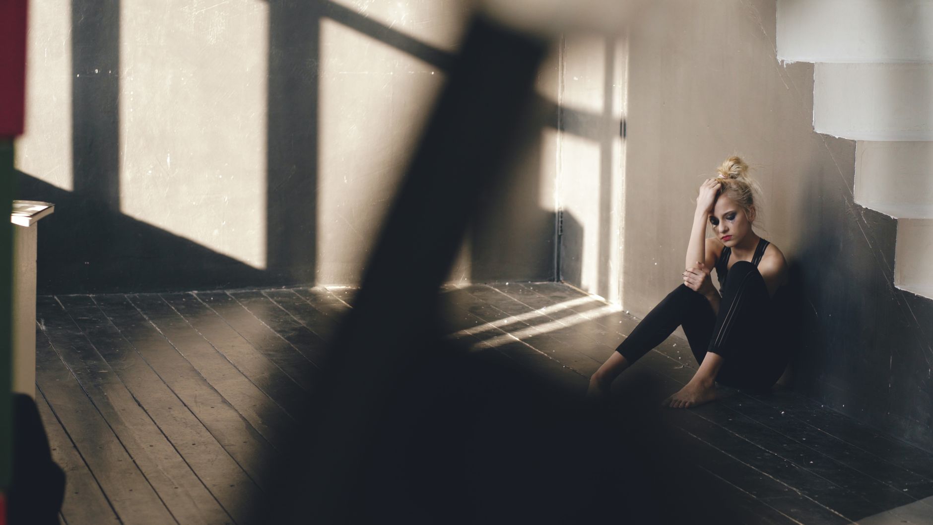 Femme assise seule dans une piece lumineuse, moment de repos