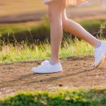 Femme qui marche dans un parc ensoleillé