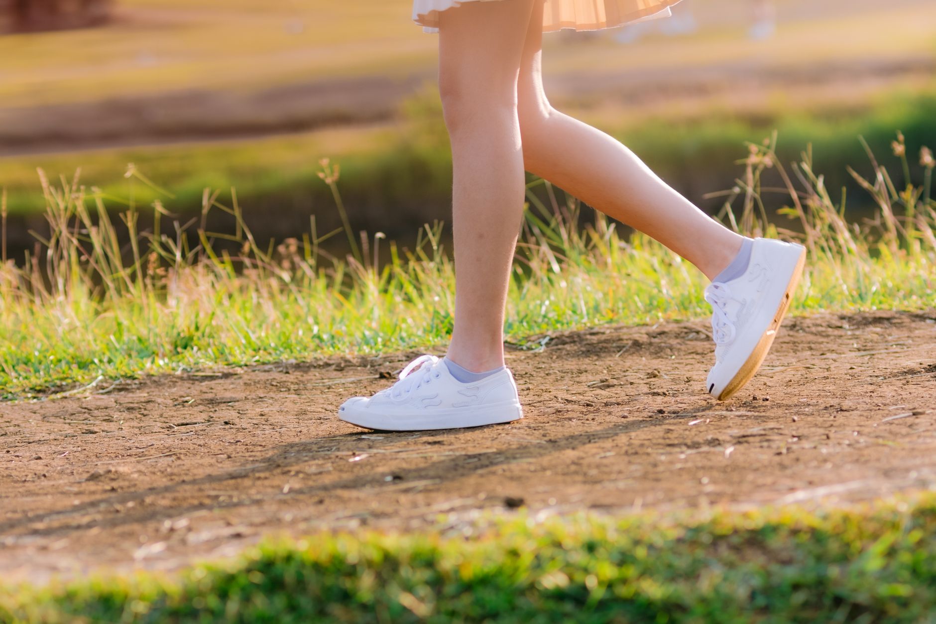 Femme qui marche dans un parc ensoleillé