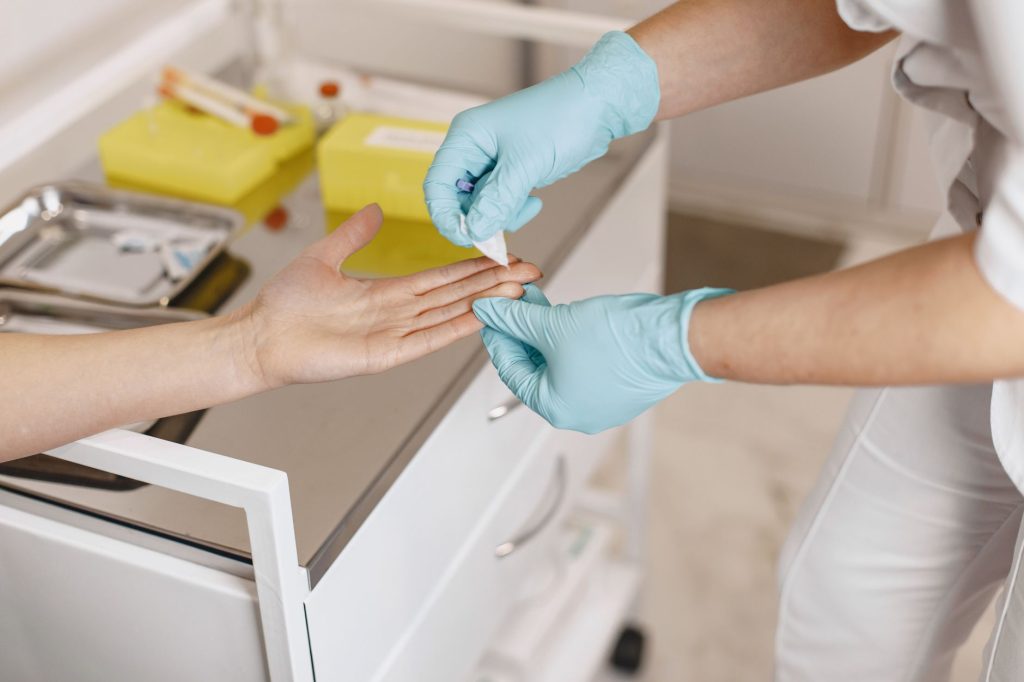 Professionnel de santé posant un pansement sur un doigt