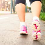 Femme qui marche dehors pour perdre du ventre naturellement