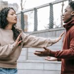 Couple en pleine discussion tendue