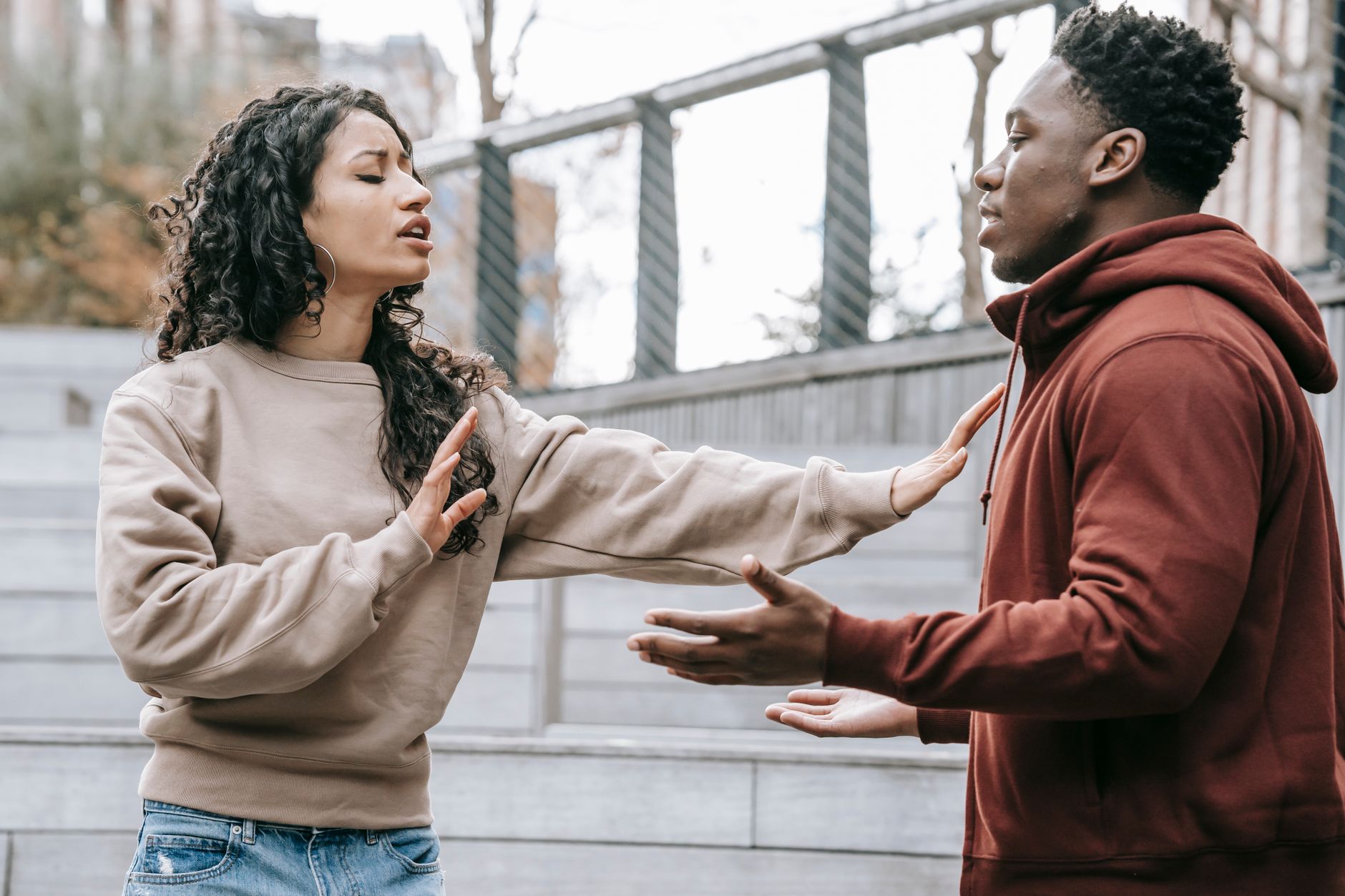 Couple en pleine discussion tendue