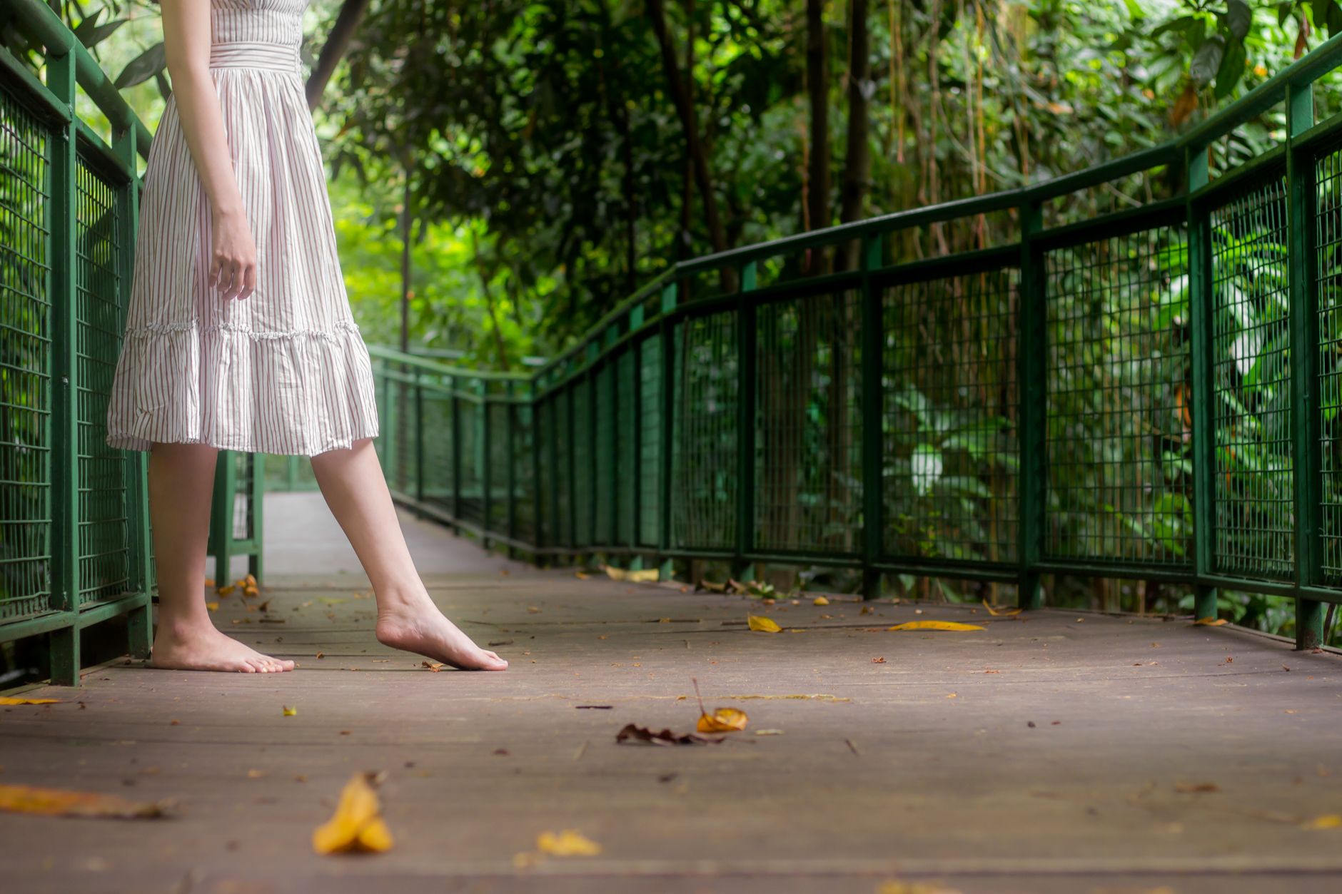 Femme en robe blanche sur un pont