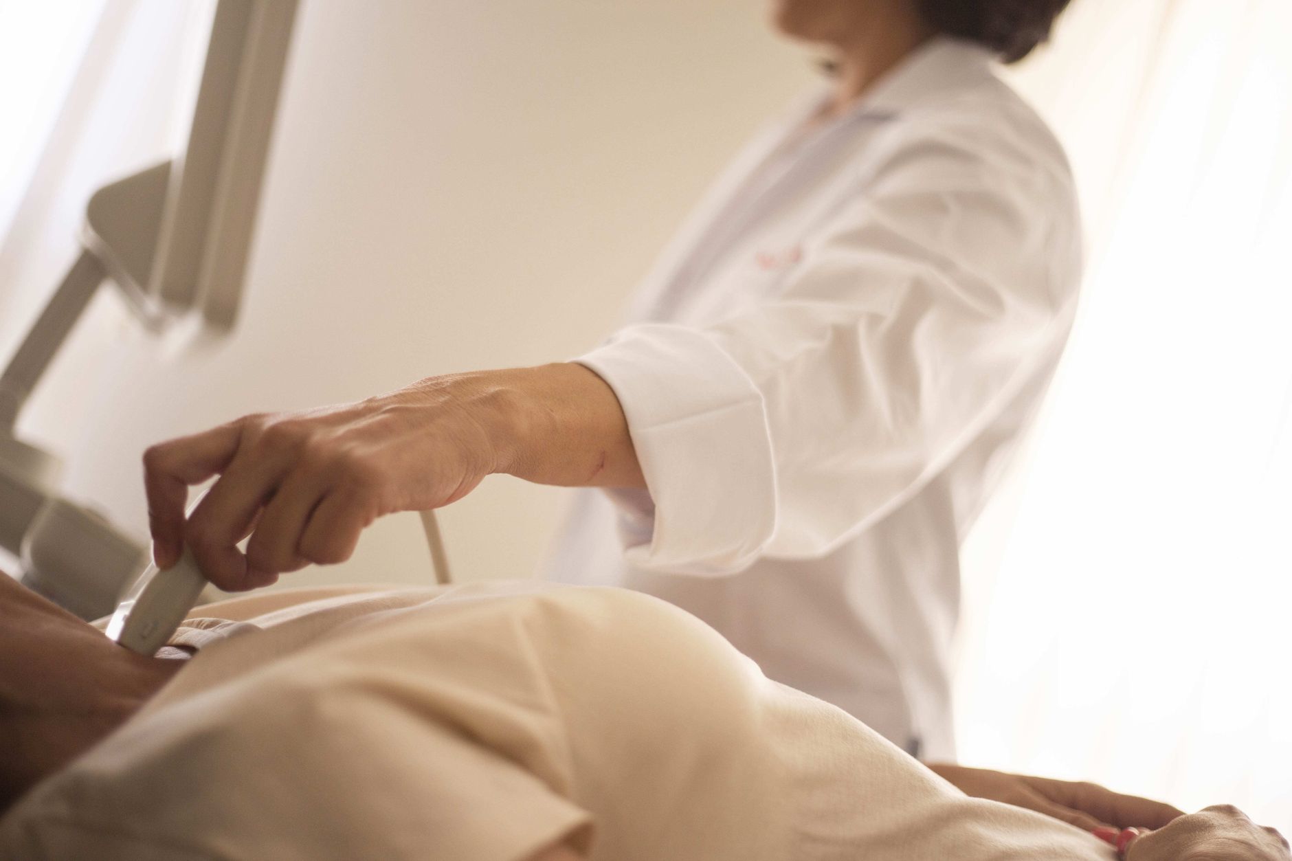 Professionnel de santé réalisant une échographie