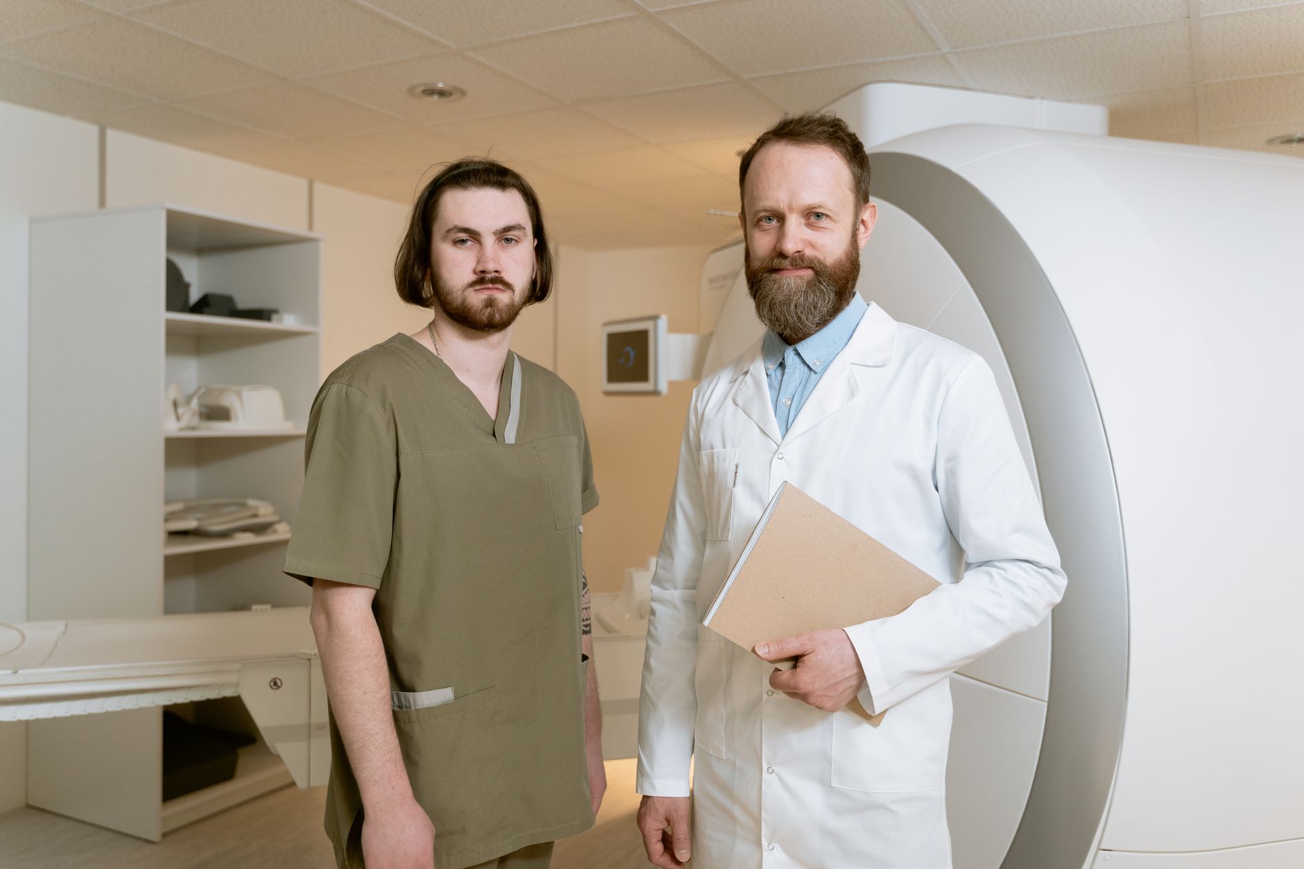Radiologues examinant des images de scanner