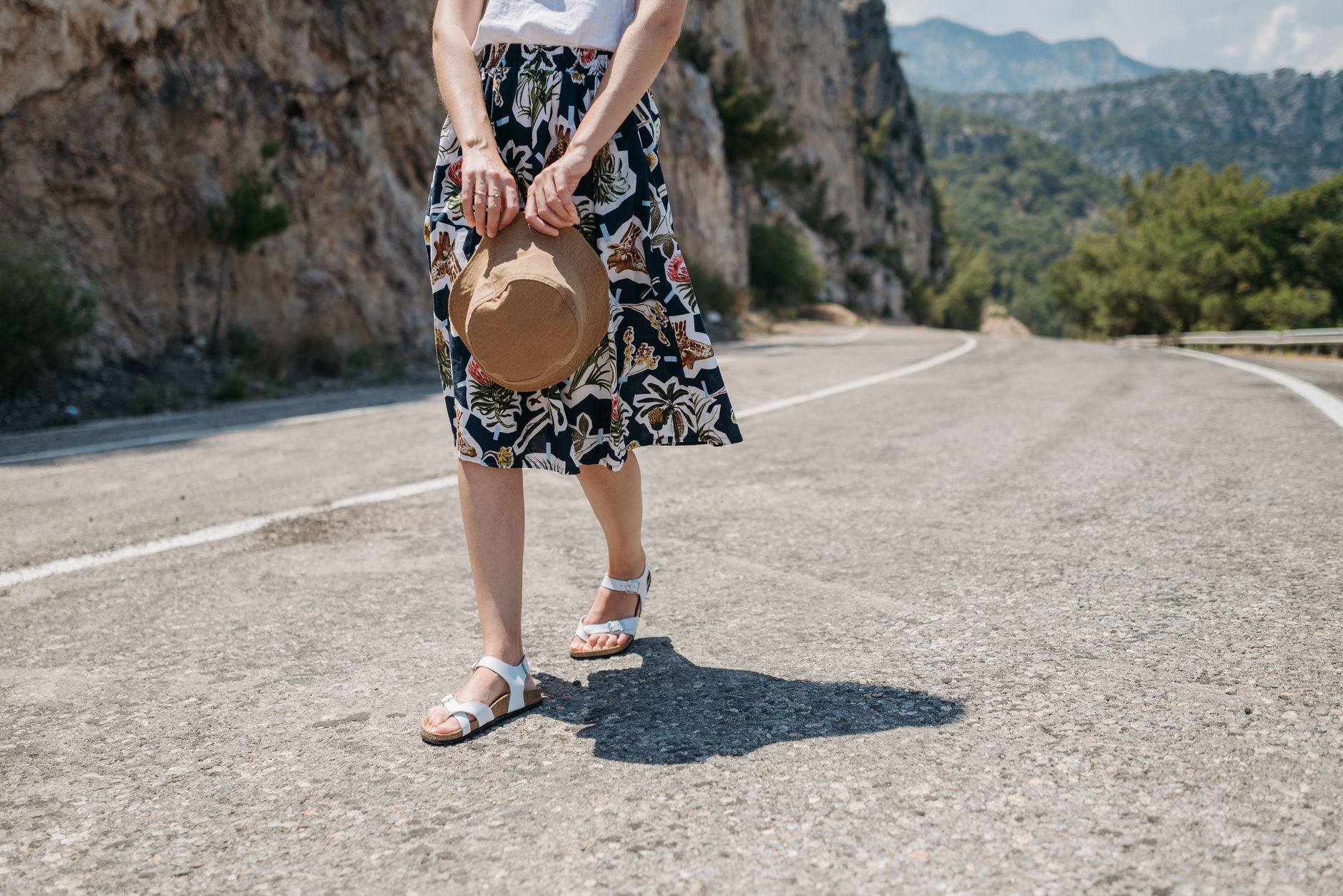 Marche en sandales sur du bitume