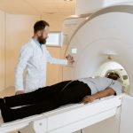 Médecin qui actionne un scanner médical