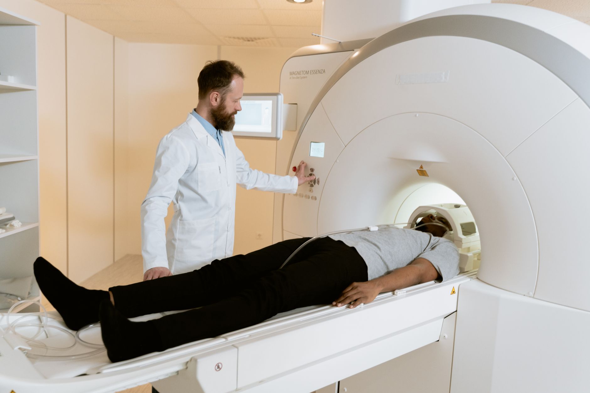 Médecin qui actionne un scanner médical