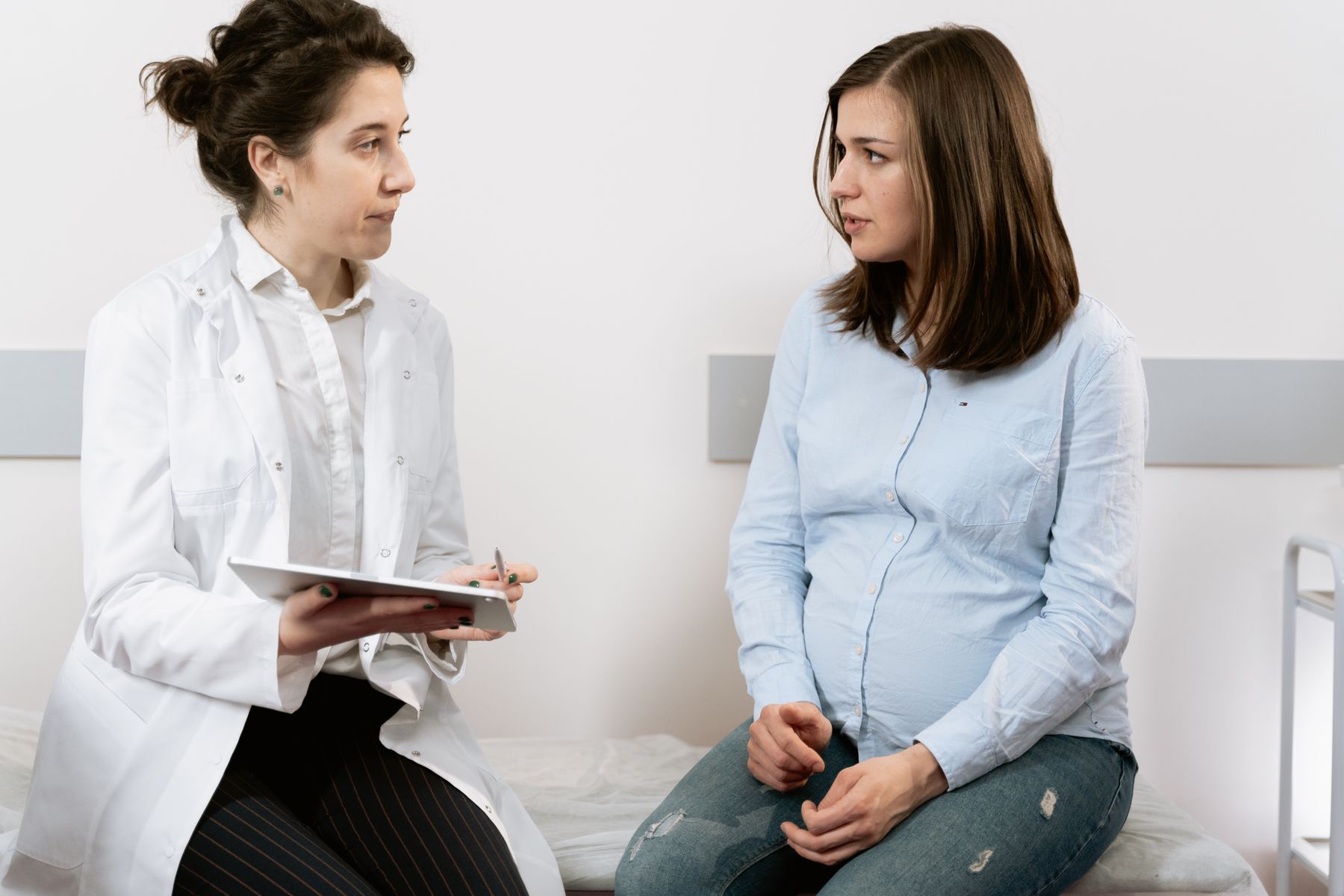 Médecin expliquant un suivi de santé