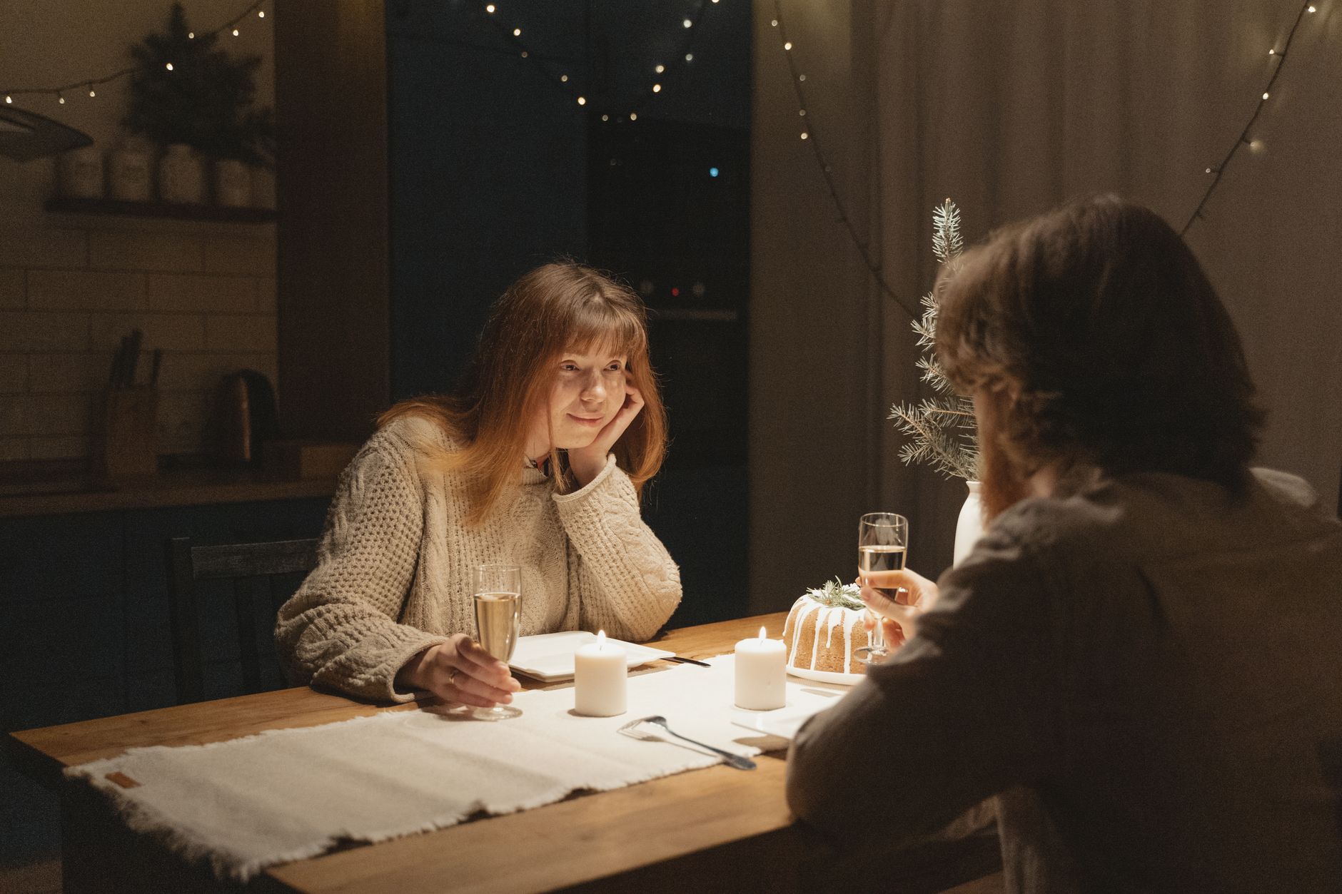 Table dressée avec bougies pour un dîner romantique
