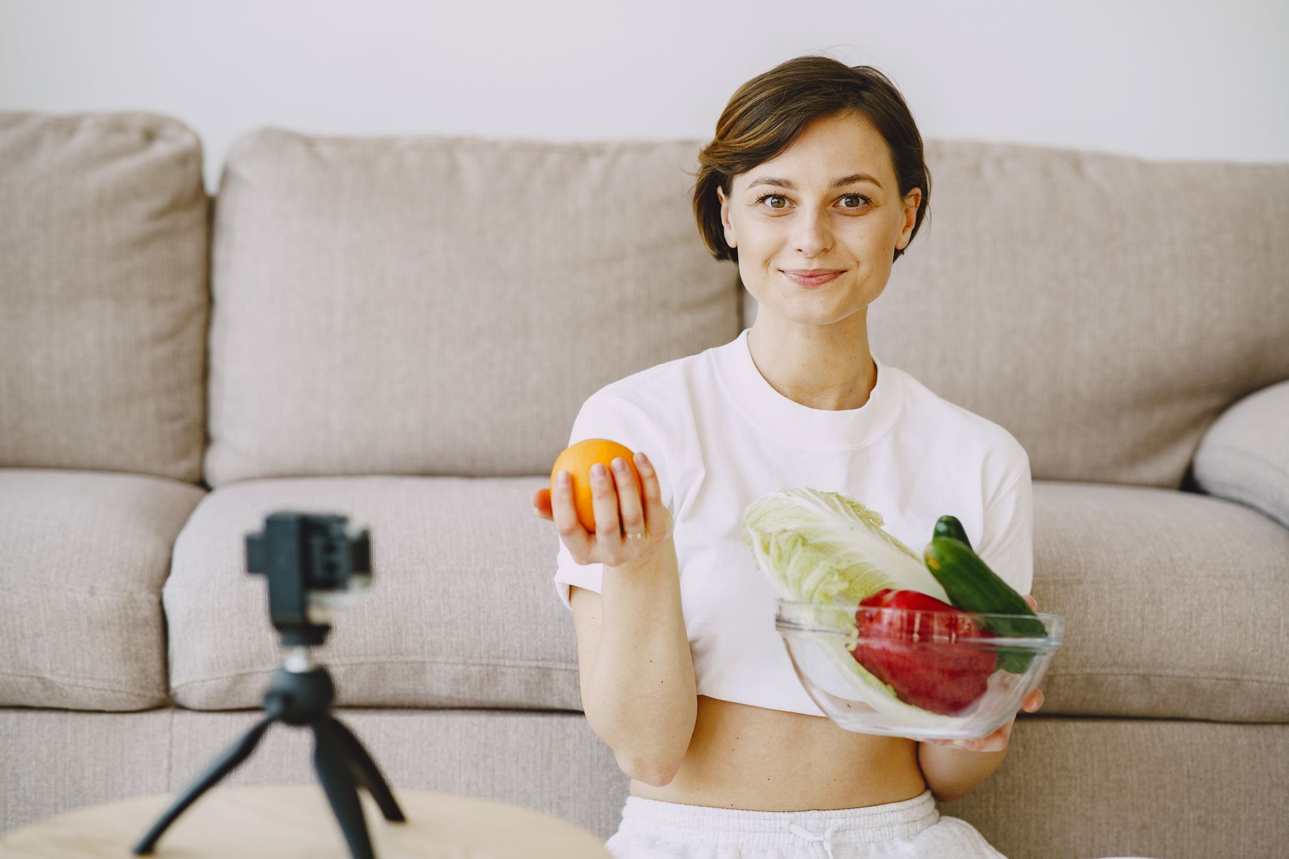 Femme dégustant un bol de fruits et légumes frais